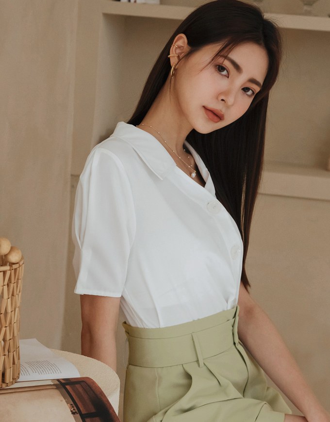 Sleeve Pleated Details Under The Shrunken Waist Shirt