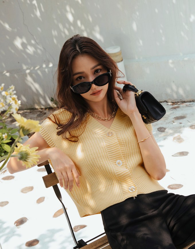 Buttoned Oversized Oversized Knit Vest