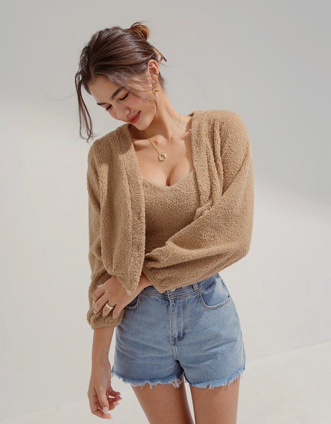 [I'M Meme] V-Neck Cropped Top (With Padding)