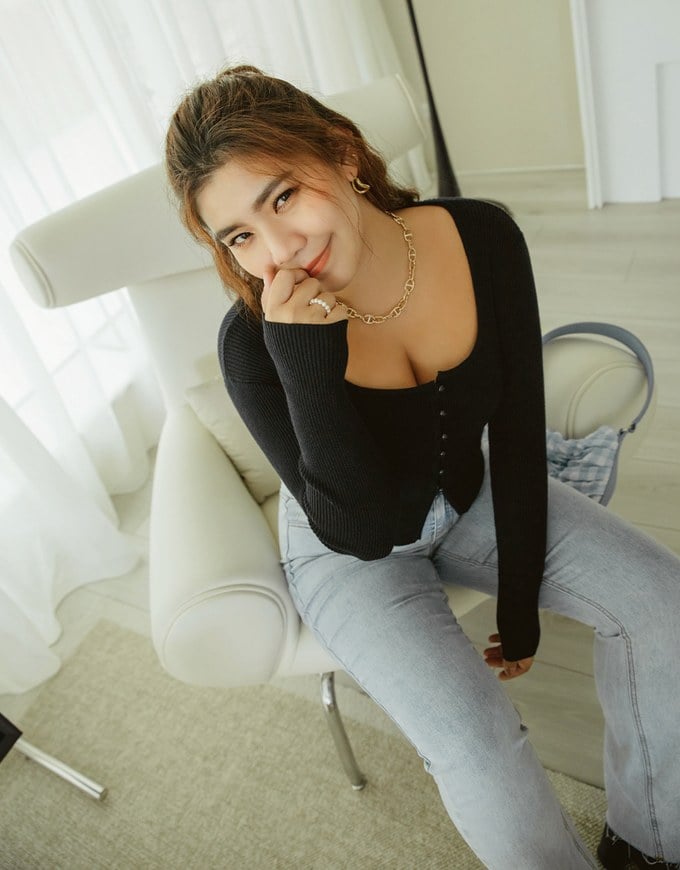 Square Neck Buttoned Crop Knit Top