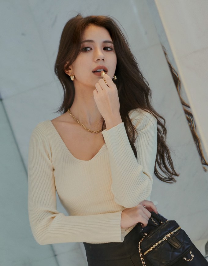 【Porima' Picks】Small V High Waisted Slim Faux Leather Shorts