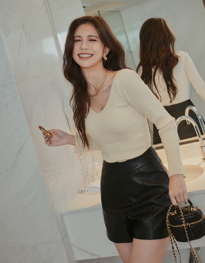 【Porima' Picks】Small V High Waisted Slim Faux Leather Shorts