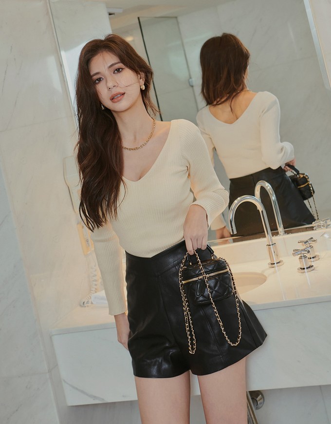 【Porima' Picks】Small V High Waisted Slim Faux Leather Shorts