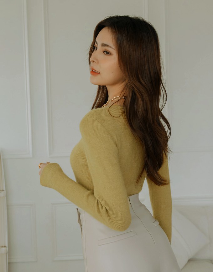 Round Neck Knit FItted Crop Top