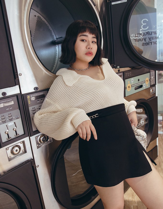 AIRY HOURGLASS K-Pop Slimming Side Silver Chain Slit Skorts