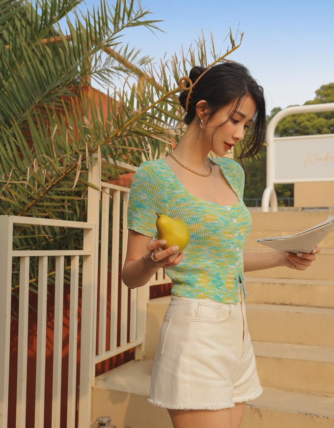 Mixed Color Buttoned Knit Crop Top