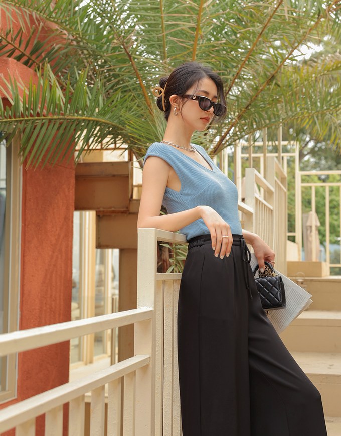 V Neck Fitted Knit Crop Top