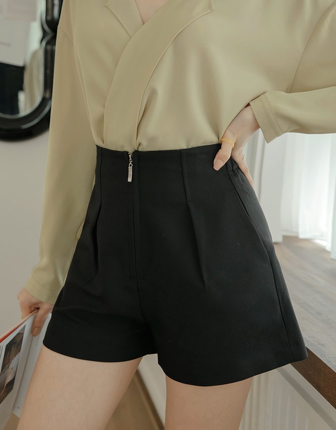 Zipper Pleated High Waisted Slim Shorts