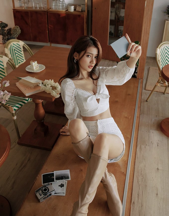 Lace Square Neck Puffed Sleeves Crop Top