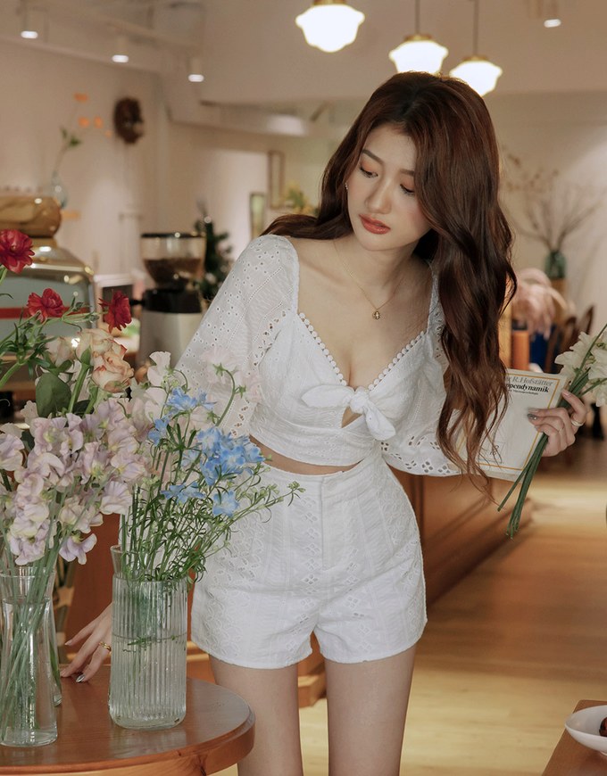 Lace Square Neck Puffed Sleeves Crop Top