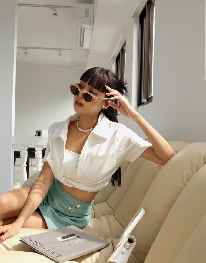 Front Twist Open Collar Crop Top