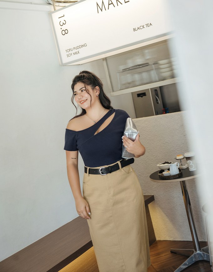 Sloping Shoulder Hollow Top (With Padding)