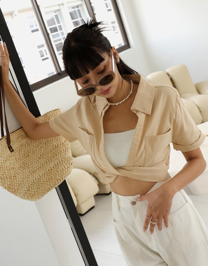 Front Twist Open Collar Crop Top