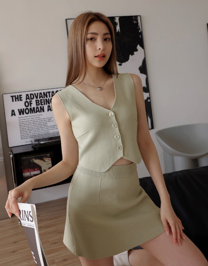 Thick Pound Knit Buttoned Vest Top