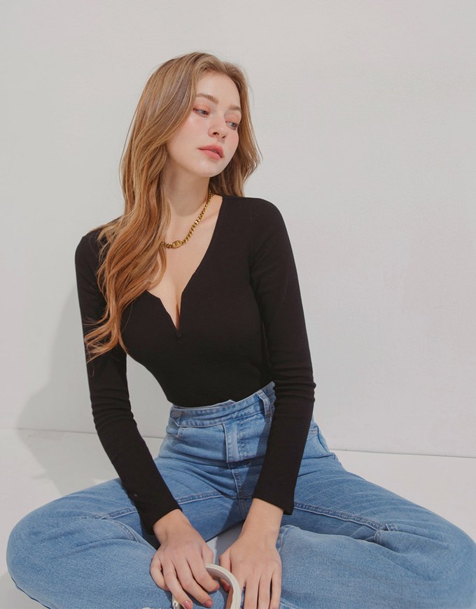 Small V Low-Cut Long-Sleeved Knit Top