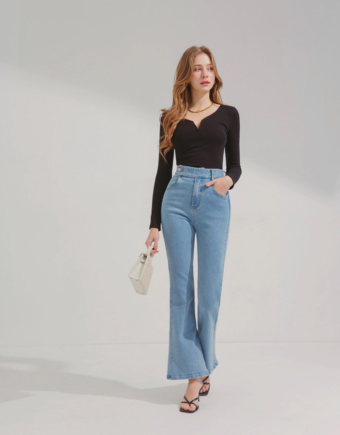 Small V Low-Cut Long-Sleeved Knit Top