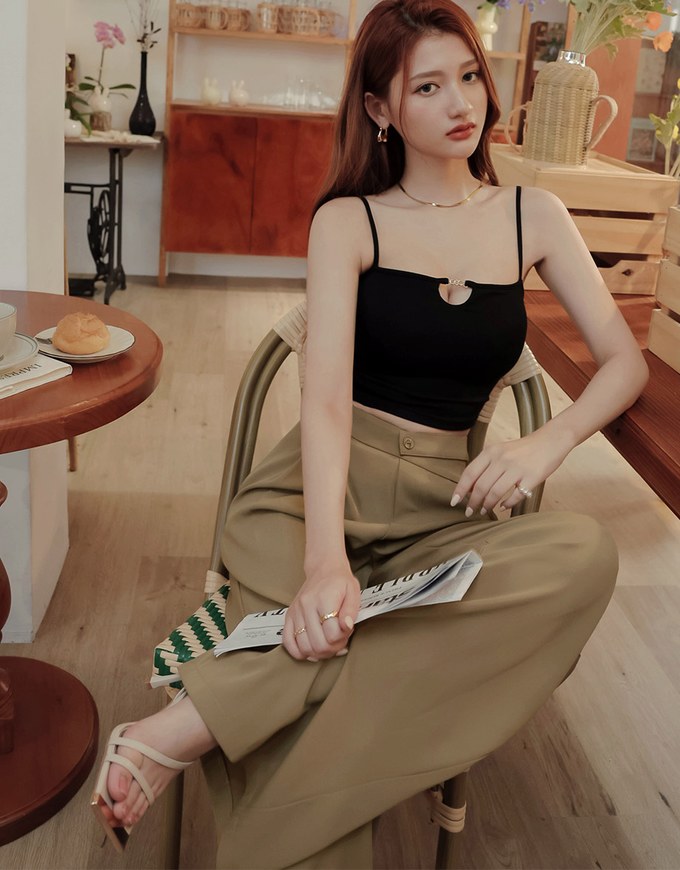 Skewed Single-Button Pleated Wide Trousers