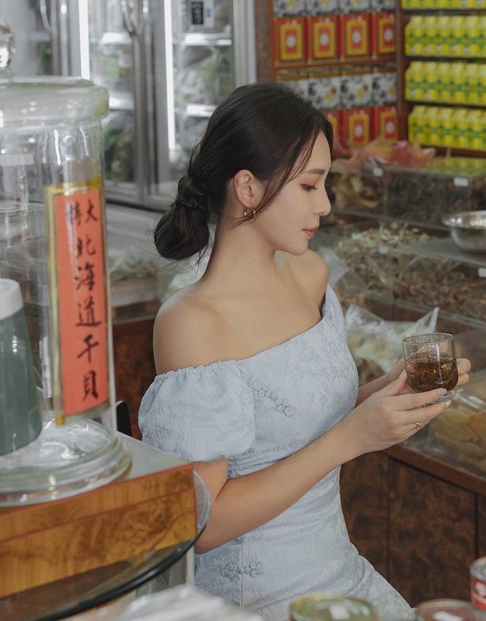 【Elecher's Design】Qipao DRESS 2WAY Embossed Off Shoulder Puff Sleeves Short Cheongsam Dress (with padding)