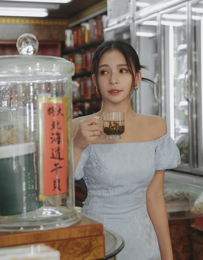 【Elecher's Design】Qipao DRESS 2WAY Embossed Off Shoulder Puff Sleeves Short Cheongsam Dress (with padding)