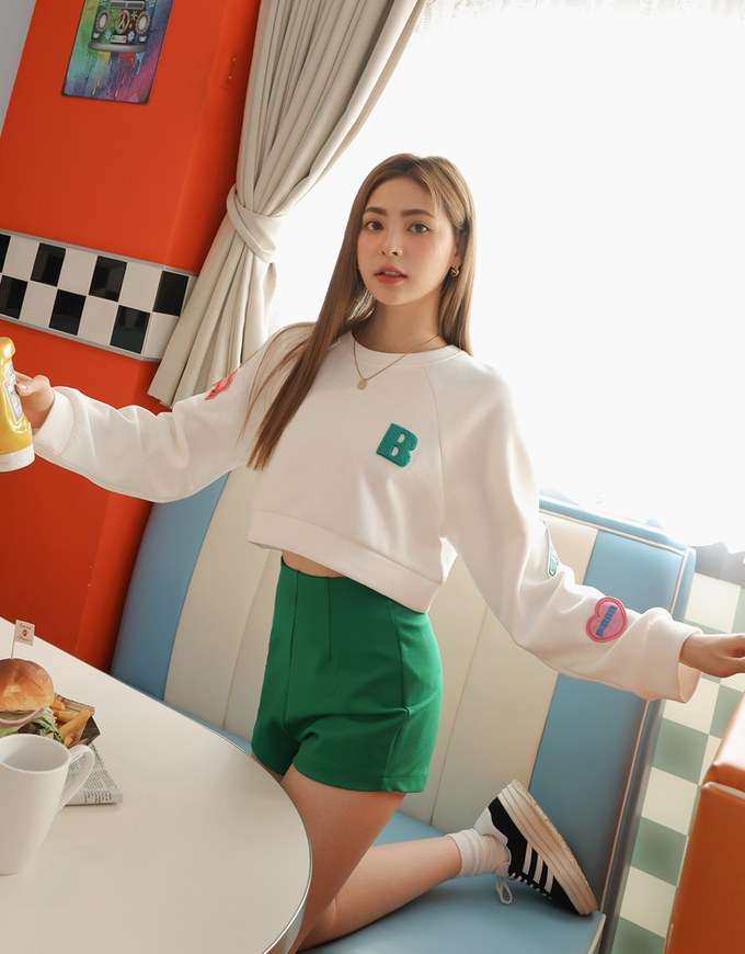 【Benefit】Embroidered Patch On Cropped Sweatshirt Top