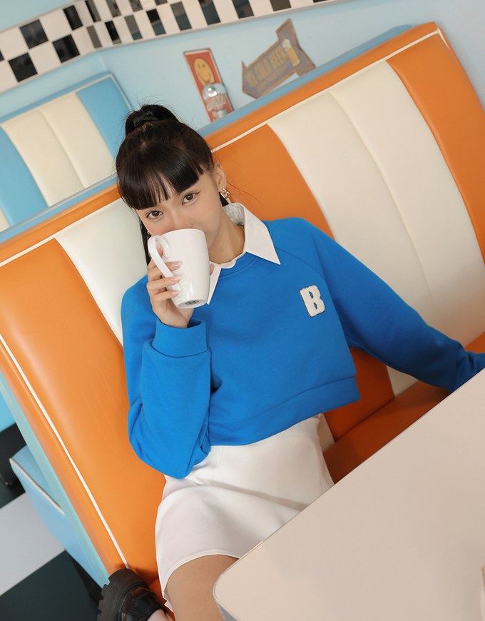 【Benefit】Embroidered Patch On Cropped Sweatshirt Top