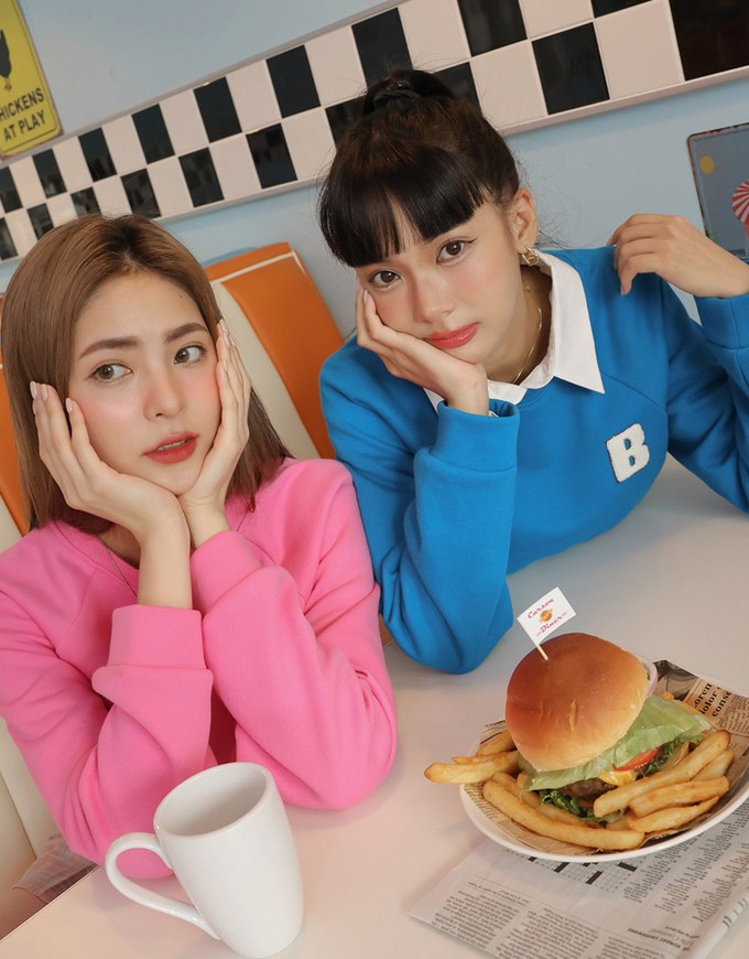 【Benefit】Embroidered Patch On Cropped Sweatshirt Top