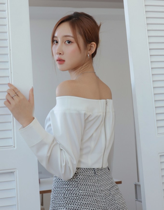 Off Shoulder Back Zipper Long Sleeve Top