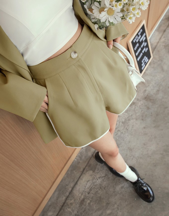 Minimalistic Two-Tone Short