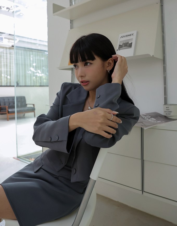 Comfy Lapel Crop Blazer (With Shoulder Pads)