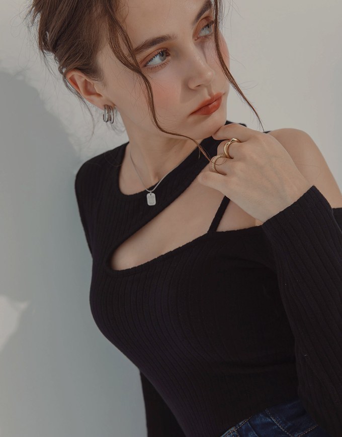 One-shoulder Hollow Knit Top (with padding)