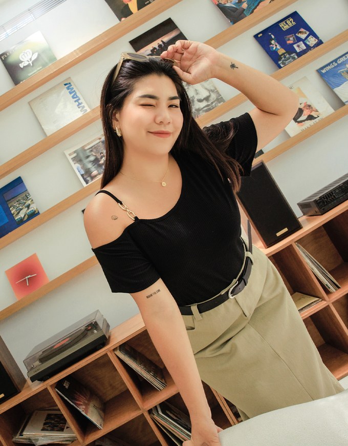Sloping Shoulder Knit Top