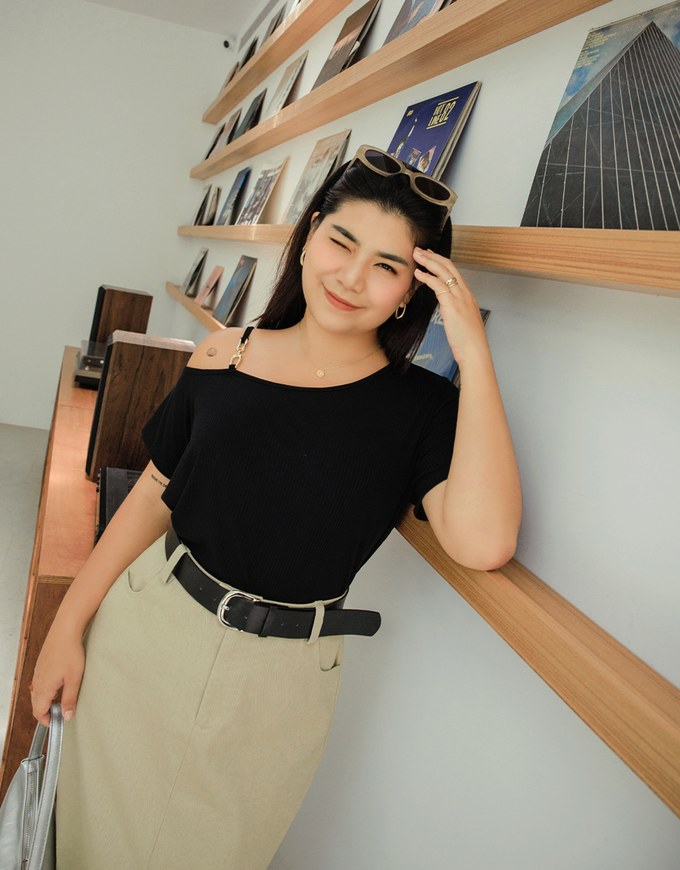 Sloping Shoulder Knit Top