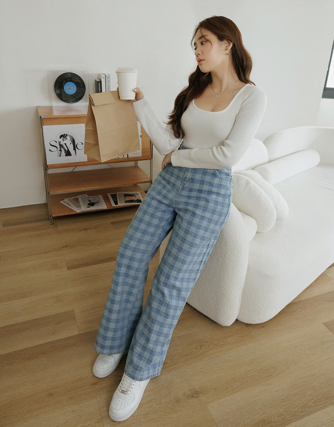 Solid Color U-neck Knit Top