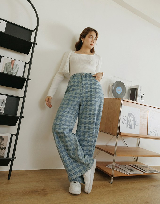 Solid Color U-neck Knit Top