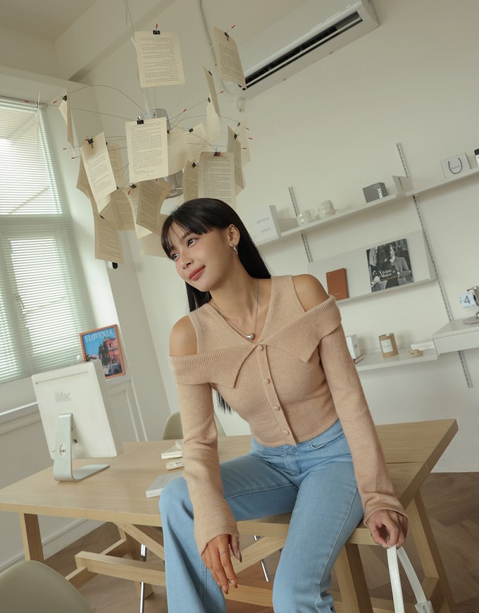 Soft Lapel Notched Knit Top