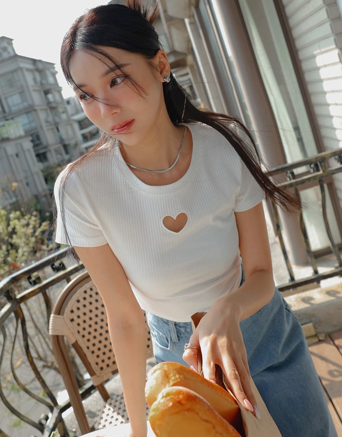 Front Hollw Heart Shape Round Neck Top