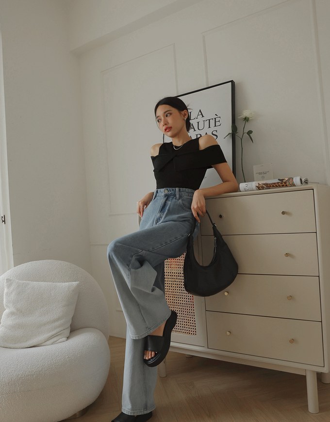 Simple Cut Out Shoulder Ruffled Knit Top