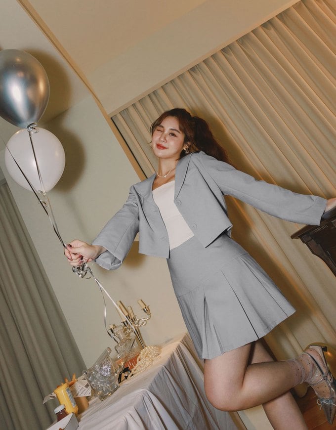 Wide Waist Pleated Suit Skirt