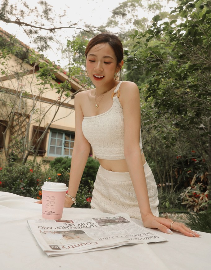 【GUT GUT Design】 Crochet One Shoulder Knit Padded Tank Top with Wooden Ring Detail