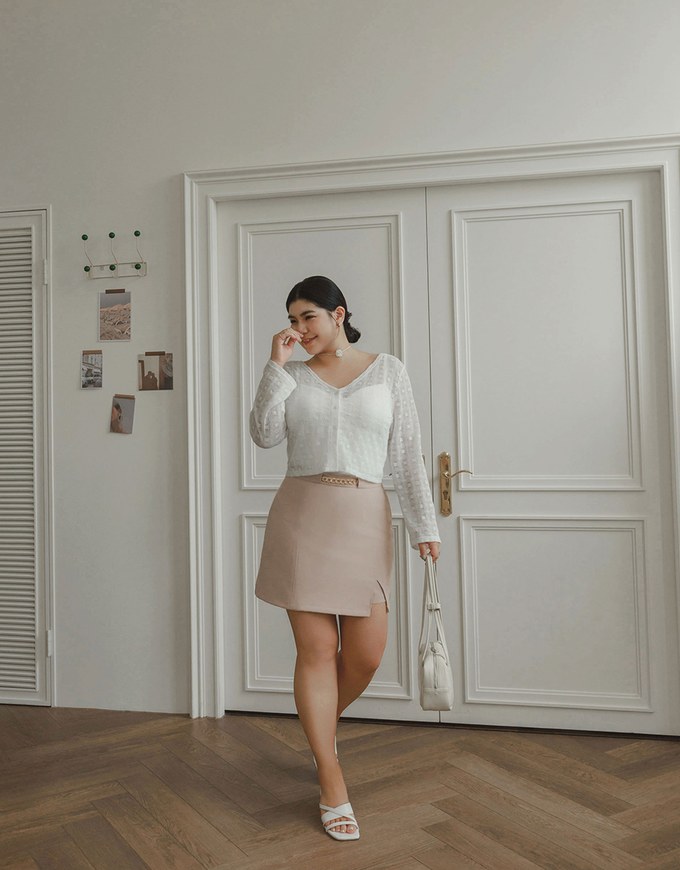 Waistline Gold Chain Detail High Waist Front Slit Mini Skirt
