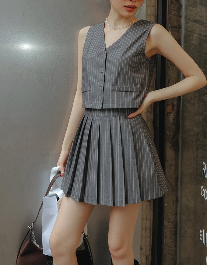 High Waisted Pinstripe Pleated Mini Skirt