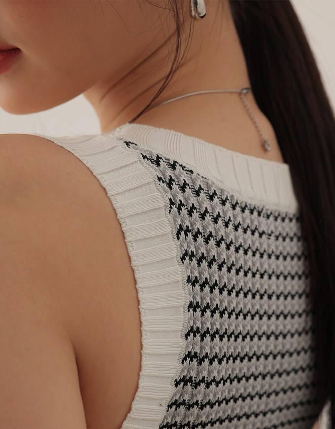 Contrast Trim Houndstooth Patterned Knit Tank Top