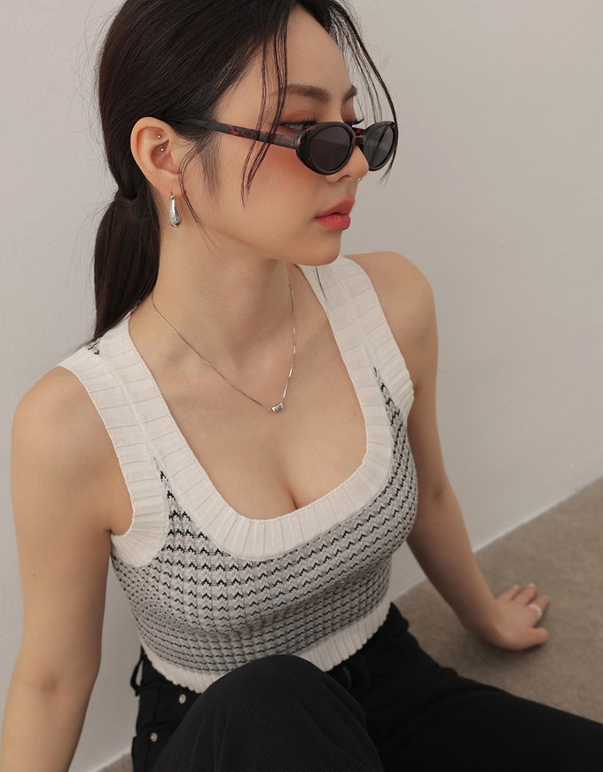 Contrast Trim Houndstooth Patterned Knit Tank Top