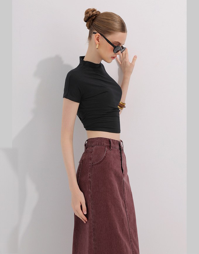 Side Ruched Mock Neck Fitted Crop Top