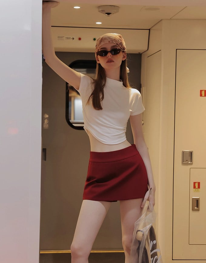 Side Ruched Mock Neck Fitted Crop Top