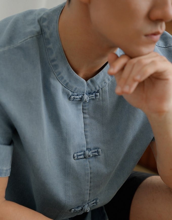 Men’s Cheongsam Short Sleeve Jeans Denim Cheongsam Qipao Shirt with Knot Button Detail