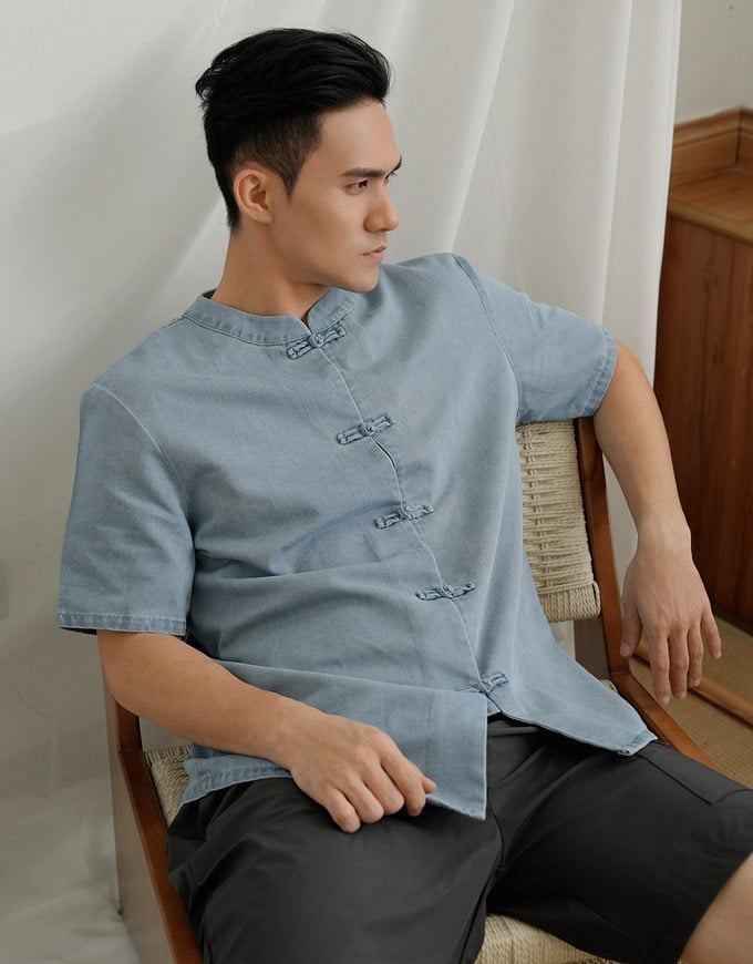 Men’s Cheongsam Short Sleeve Jeans Denim Cheongsam Qipao Shirt with Knot Button Detail