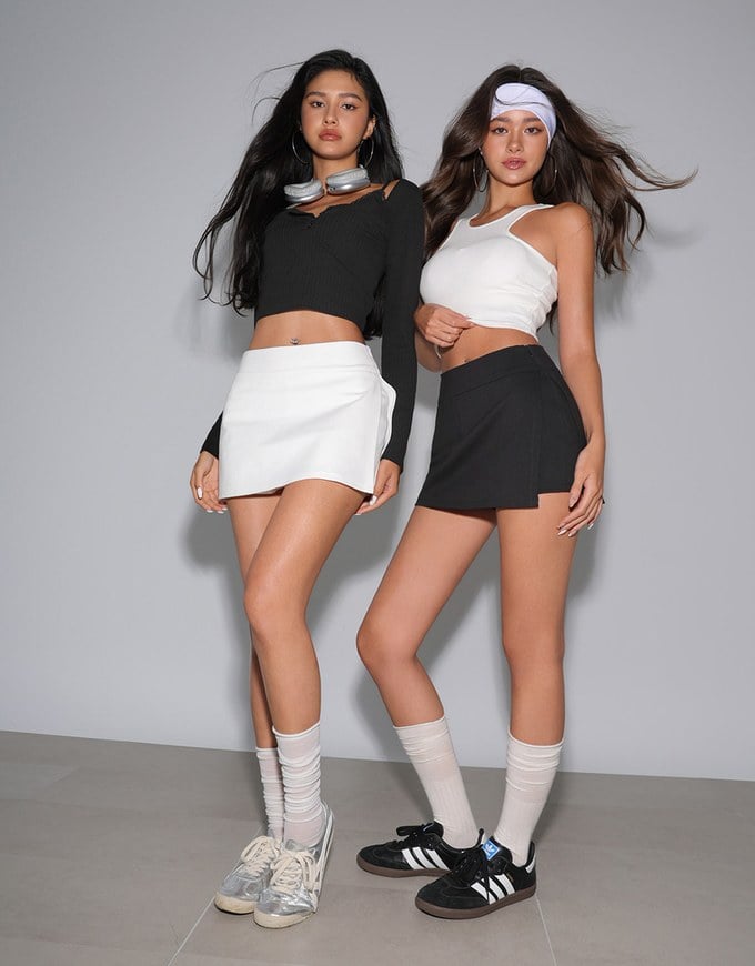 AIRY HOURGLASS Low Rise Plain Fitted Skorts