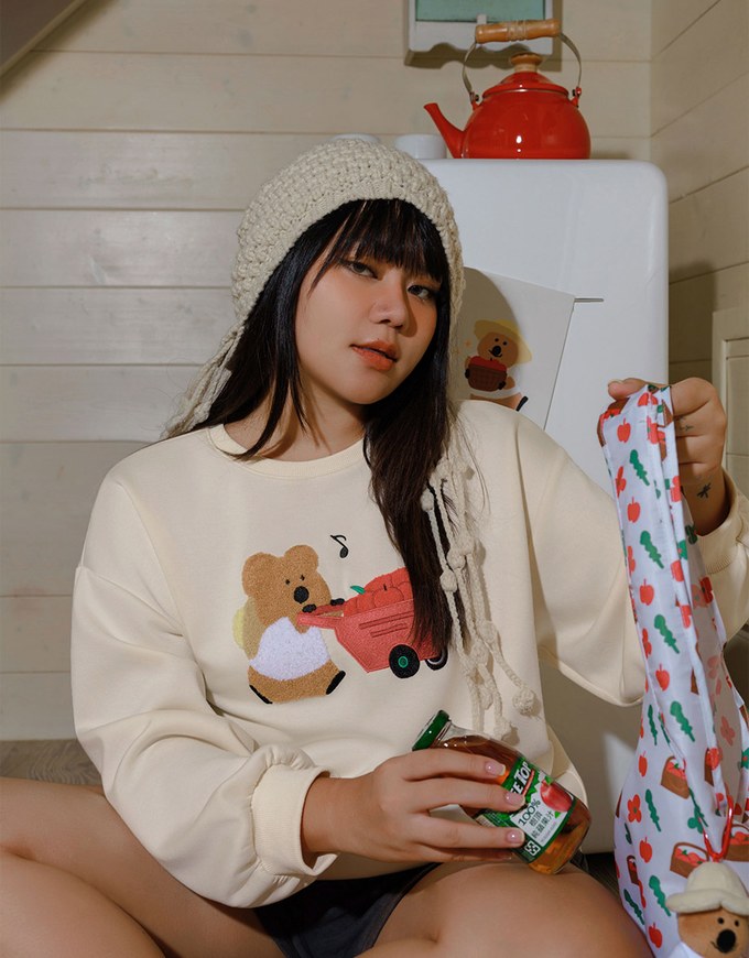【DINOTAENG】Fluffy Embroidery Graphic Sweatshirt
