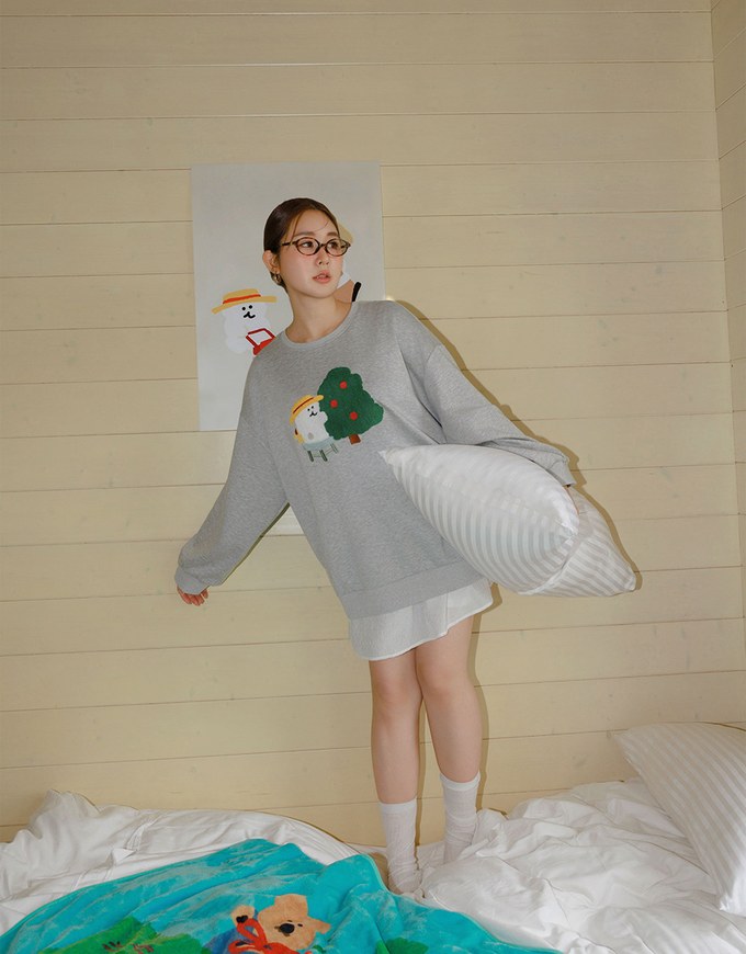 【DINOTAENG】Fluffy Embroidery Graphic Sweatshirt